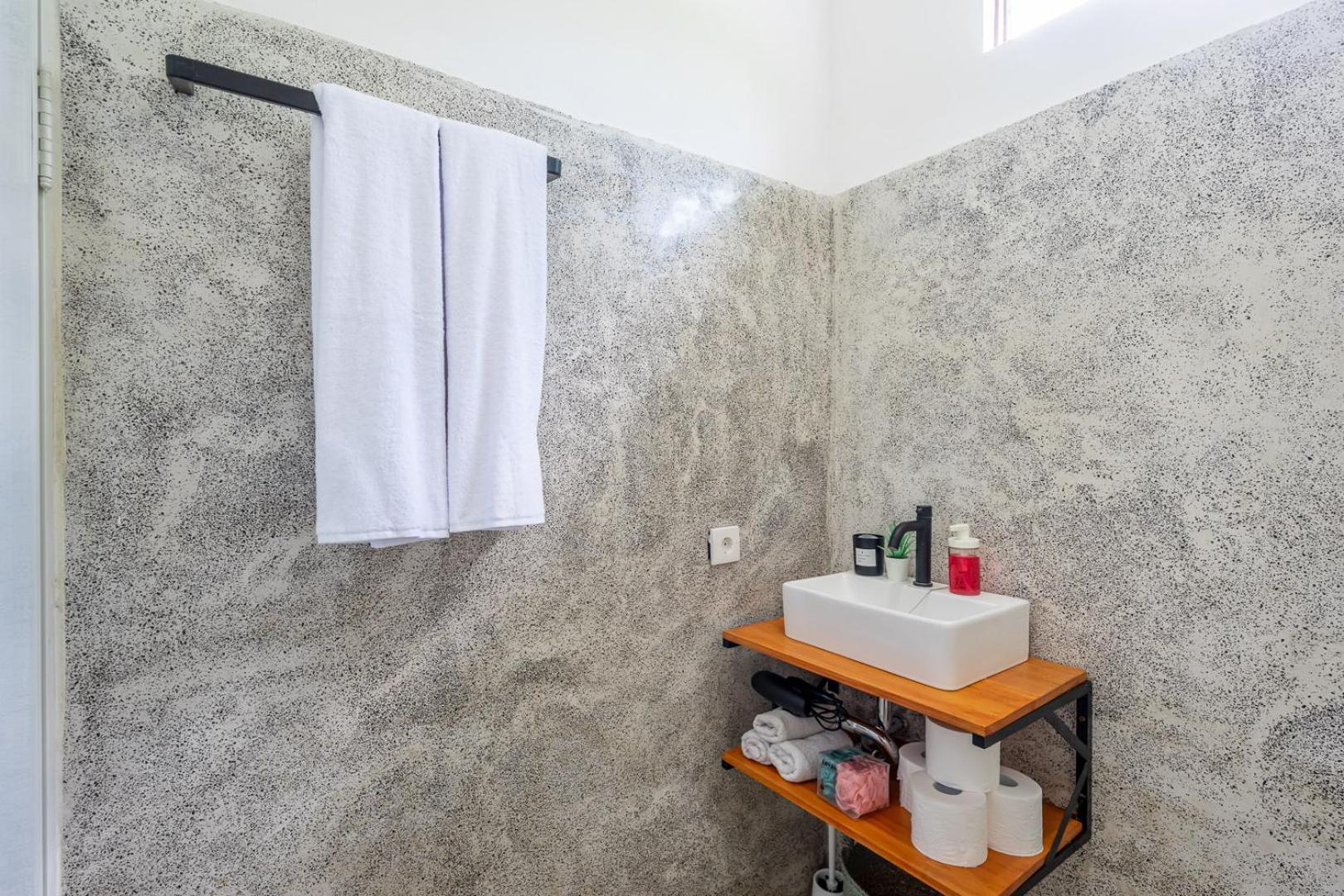 Mona Nest Canggu 2br Tiny House With Rooftop And Cozy Workspace Hébergement de vacances Dalung (Bali)